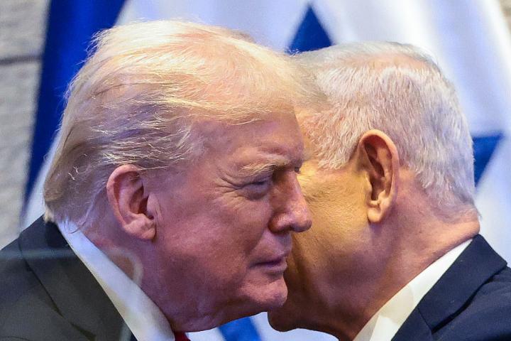 Donald Trump y Benjamin Netanyahu conversan en privado