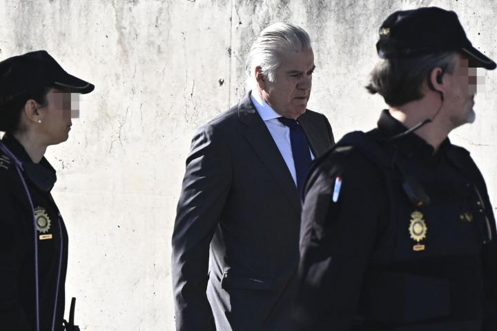 El extesorero del Partido Popular (PP) Luis Bárcenas, llegando a la Audiencia Nacional para declarar por el juicio del 'caso Kitchen'.