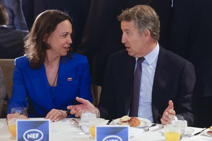 El líder del Partido Popular, Alberto Núñez-Feijóo (d), junto a la líder opositora venezolana y Nobel de la Paz María Corina Machado (i)