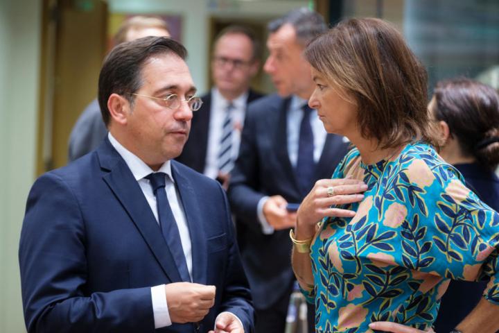 El ministro español de Asuntos Exteriores, José Manuel Albares Bueno, conversa con su homóloga eslovena, Tanja Fajon, antes de una reunión informal en Bruselas, el 29 de agosto de 2024.