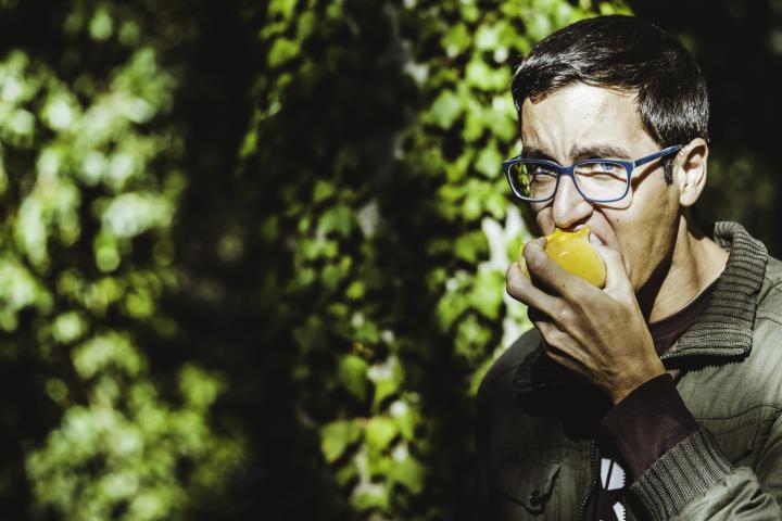 Un hombre come fruta