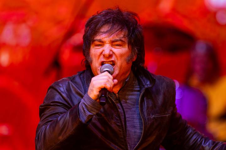 El presidente argentino Javier Milei canta en un espectáculo durante la presentación de su libro 'La Construcción del Milagro' en el Movistar Arena, el 6 de octubre de 2025, en Buenos Aires.