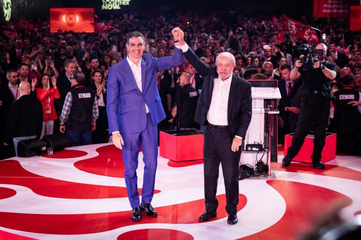 El presidente del Gobierno, Pedro Sánchez, junto a su homólogo brasileño, Lula da Silva, en el Global Progressive Moblisation de Barcelona.