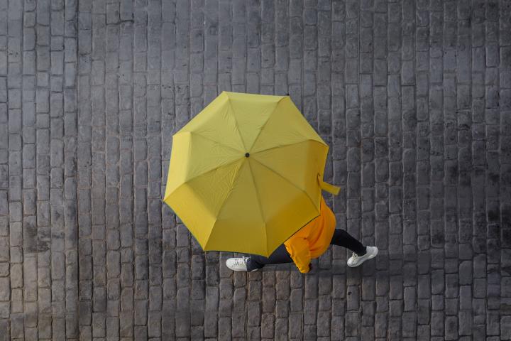 Una mujer camina con un paraguas