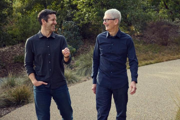 Foto de John Ternus y Tim Cook.