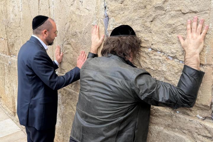 Fotografía cedida por la Presidencia de Argentina que muestra a su mandatario, Javier Milei, durante una visita al Muro de las Lamentaciones, el 19 de abril de 2026, en Jerusalén.