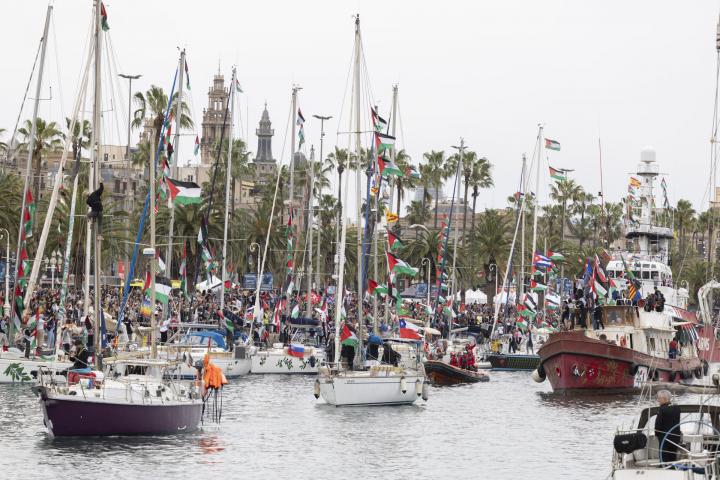 BARCELONA, 12/04/2026.- La Global Sumud Flotilla partió este domingo del Moll de la Fusta del Port Vell de Barcelona pero no se adentrará en aguas internacionales sino que amarrará en otro puerto barcelonés, porque las condiciones meteorológicas impiden iniciar la travesía. EFE/Marta Pérez
