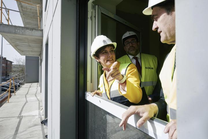 ÁVILA, 10/04/2026.- La ministra de Vivienda y Agenda Urbana, Isabel Rodríguez, y el consejero de Medio Ambiente, Vivienda y Ordenación del Territorio, Juan Carlos Suárez-Quiñones (d), durante su visita este viernes a las 40 viviendas colaborativas para jóvenes en Ávila. EFE/ Raúl Sanchidrián
