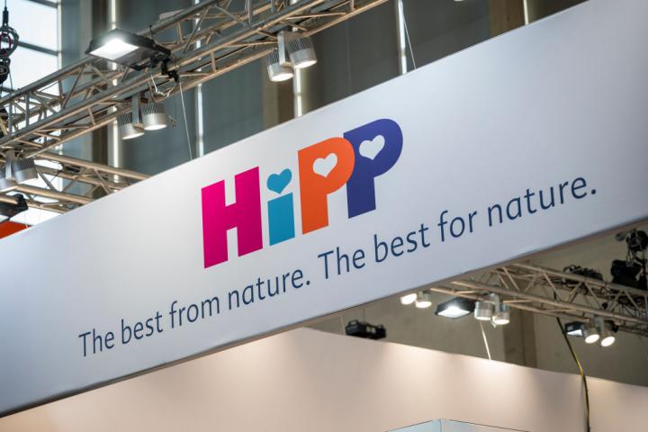 Logotipo de la empresa Hipp, en la inauguración de la feria de alimentos ecológicos Biofach de Baviera (Alemania), en 2024.