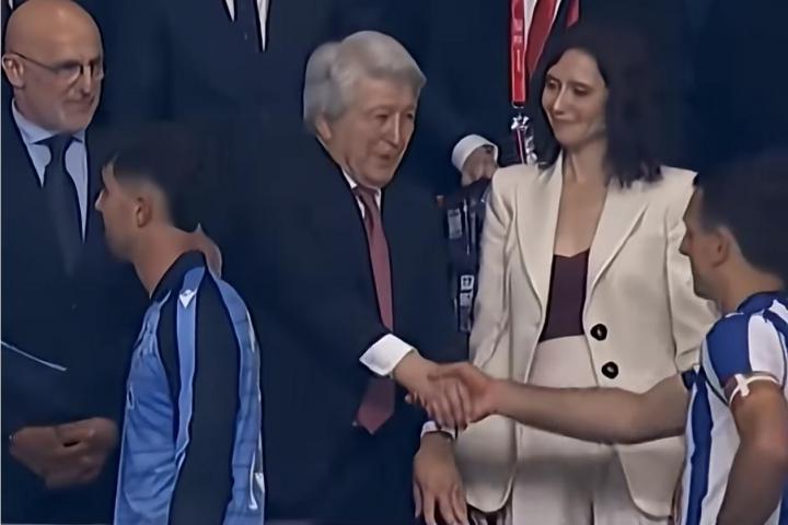 Oyarzabal le da la mano a Enrique Cerezo ante la mirada atenta de Ayuso y de Luis de la Fuente