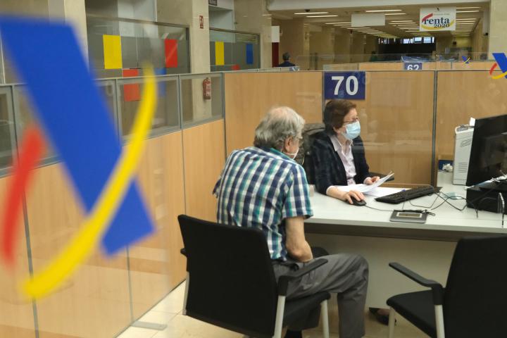 Hombre hace la renta en una oficina de Hacienda