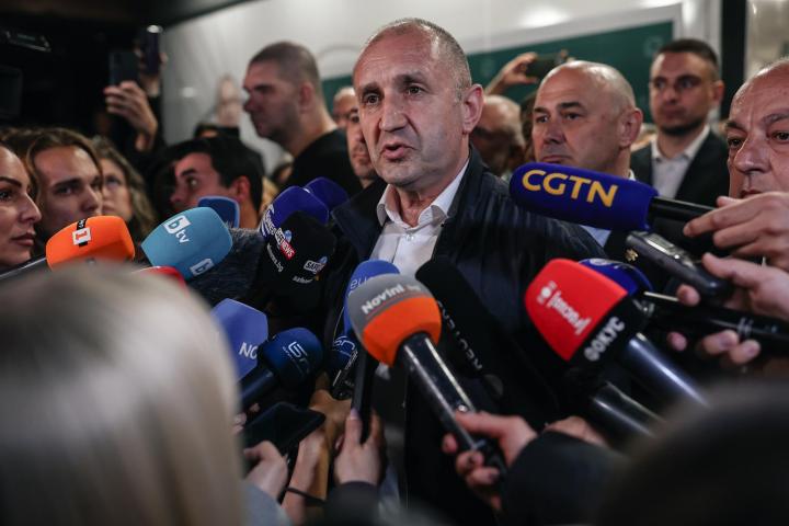 Rumen Radev, líder de la coalición Bulgaria Progresista, habla con los medios tras los primeros sondeos a pie de urna de las elecciones celebradas en Sofía, el 19 de abril de 2026.
