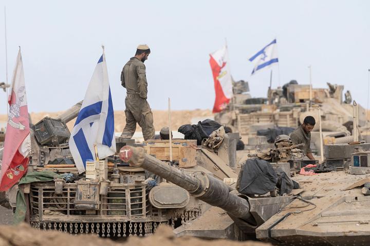 Soldados israelíes descansan sobre tanques cerca de la frontera con la Franja de Gaza, el 29 de octubre de 2025, en el sur de Israel.