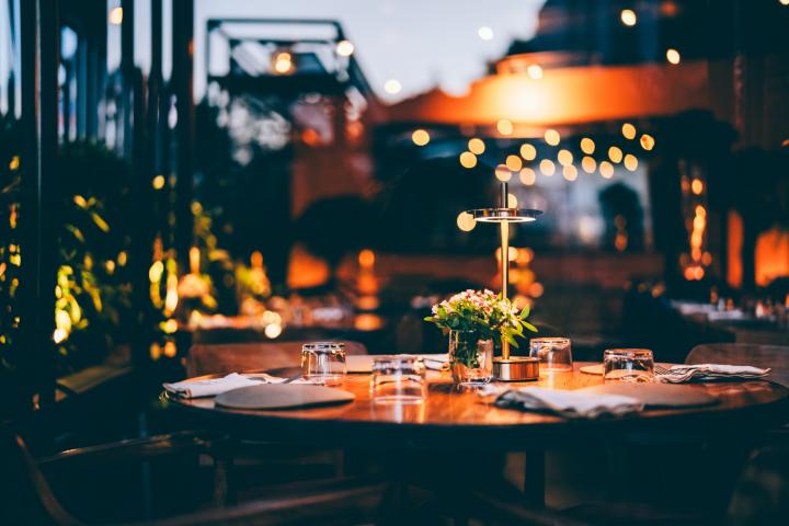 Un restaurante, listo para las cenas.