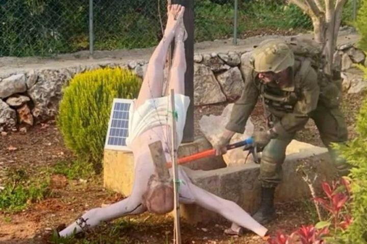 Un soldado de Israel, atacando a martillazos una talla de Cristo en Debel (Líbano), el 19 de abril de 2026.