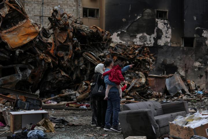 Una familia libanesa visita el lugar donde se encontraba su casa antes de un ataque de Israel, en la zona de Corniche al-Mazraa, en Beirut, el 19 de abril de 2026.