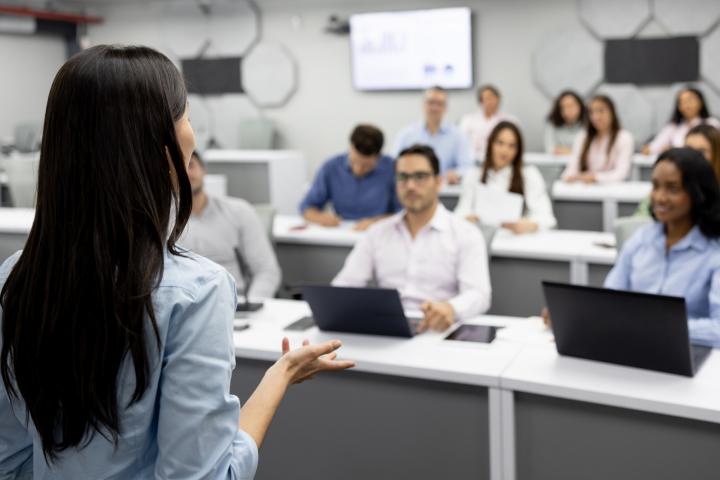 Una profesora imparte clases.
