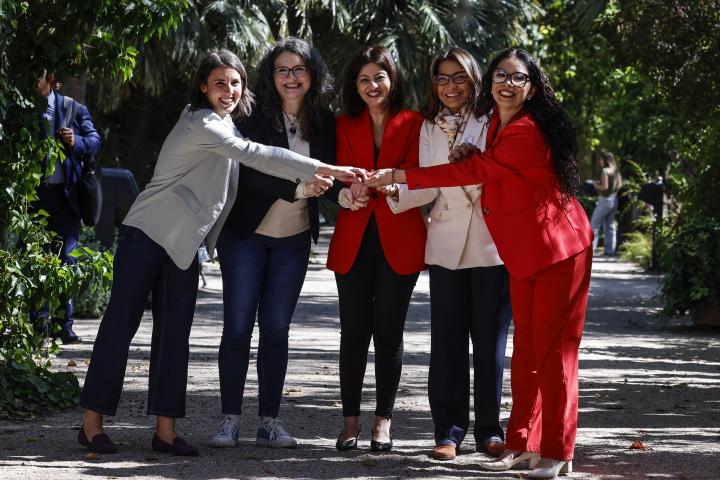Acto en Valéncia con Irene Montero, Monica Oltra, Sira Rego y Janja Lula da Silva.