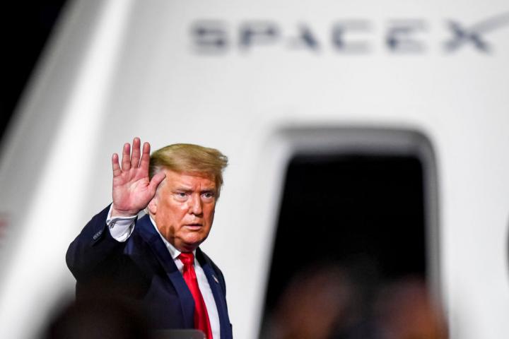 Donald Trump saluda a los presentes en un acto de la NASA y SpaceX