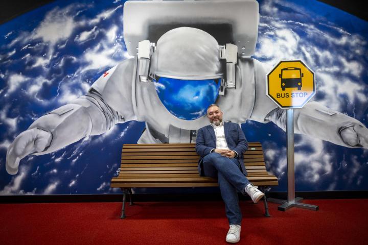 El director científico de Multiverse Computing, Román Orús, posa durante una entrevista a EFE en la sede de la empresa en San Sebastián, difundida el 21 de abril de 2026.