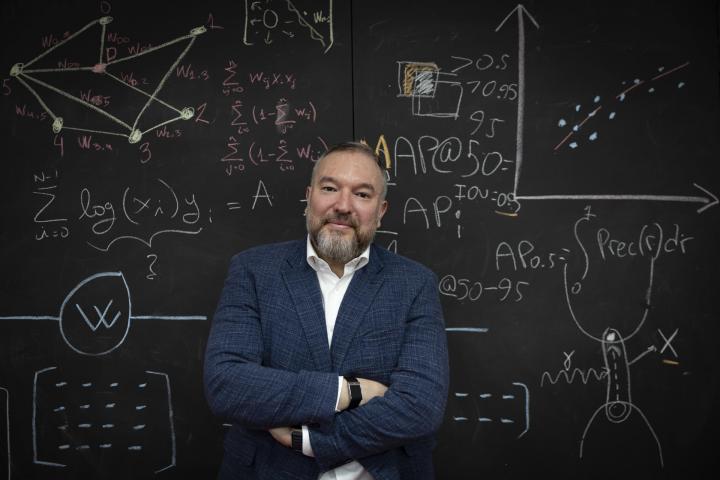 El director científico de Multiverse Computing, Román Orús, posa durante una entrevista concedida a EFE en la sede de la firma en San Sebastián, el 21 de abril de 2026.