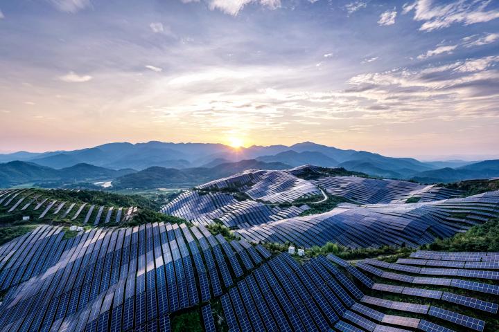 Imagen de archivo de una instalación fotovoltaica sobre unas colinas en Fujian (China).
