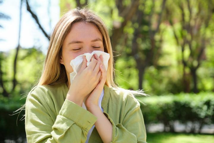 Una mujer joven con alergia