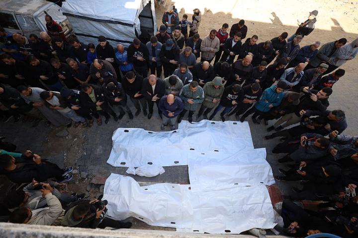 Un grupo de gazatíes oran por los muertos en un ataque de Israel al este de la ciudad de Gaza, el 20 de diciembre de 2025.