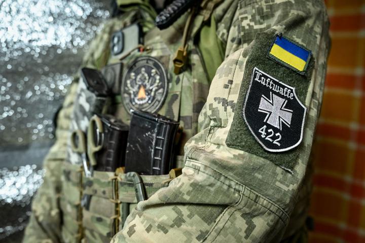 Un soldado de una unidad de drones ucraniana