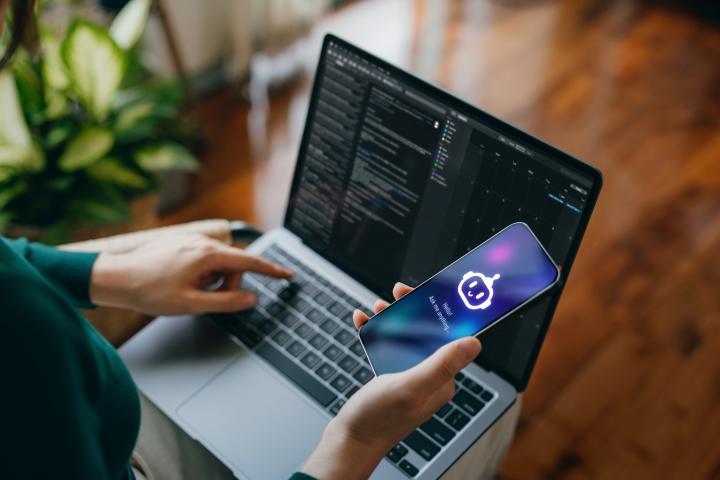 Una mujer, trabajando con un asistente de inteligencia artificial