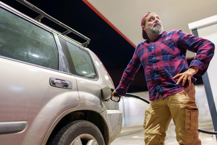 Un hombre repostando combustible