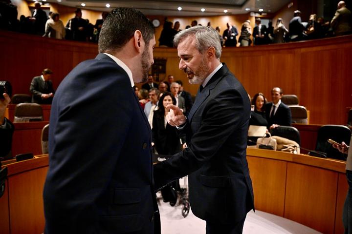 Alejandro Nolasco (izda.) y Jorge Azón (dcha.) conversan en las Cortes de Aragón