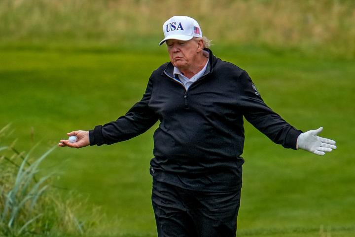 Donald Trump, jugando al golf en su complejo situado en Turnberry (Escocia)