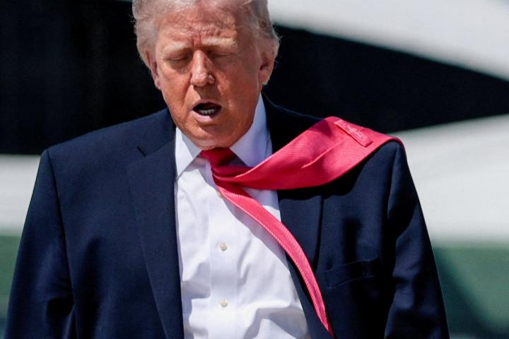 La corbata del presidente de EEUU, Donald Trump, ondea al viento mientras camina para subir al Air Force One en la Base Conjunta Andrews (Maryland), 16 de abril de 2026.