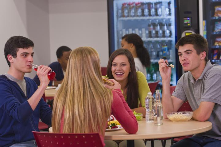 Universitarios en la cafetería