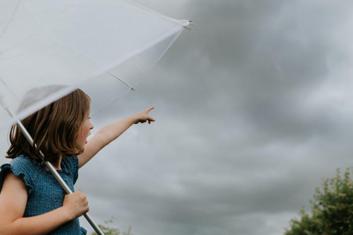 Una niña con un paraguas