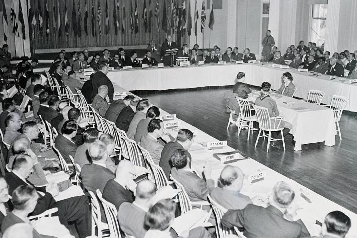 Reunión en el Hotel Mount Washington, en Carroll (Nuevo Hampshire), el 4 de julio de 1944, durante la Conferencia de Bretton-Woods.
