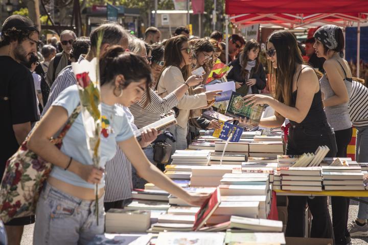 Una mujer con una rosa en Sant Jordi