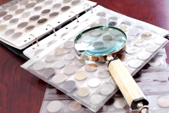 Un álbum lleno de monedas de distintas épocas y reinos