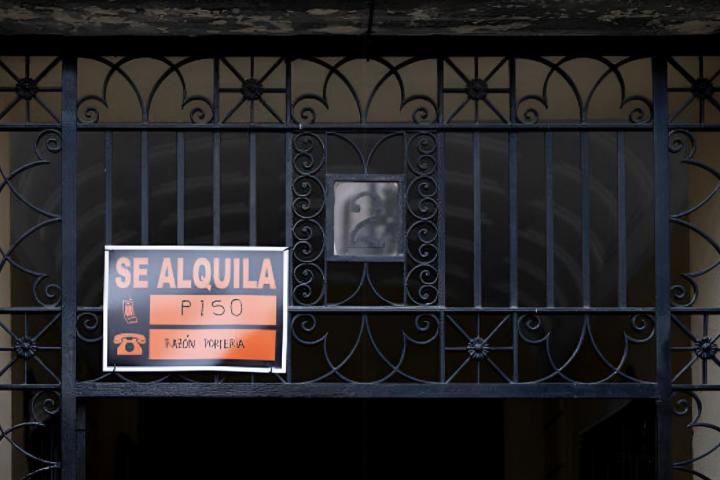 Un portal con un cartel de 'Se alquila' en un edificio de Madrid