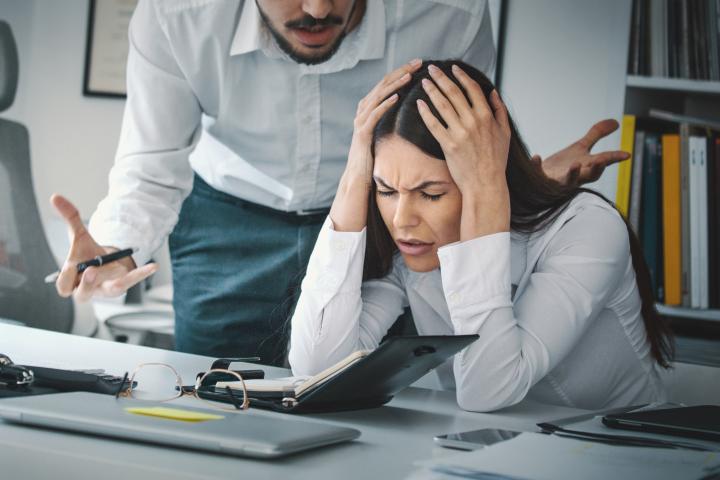 Una trabajadora siendo criticada por su jefe, en una imagen de archivo