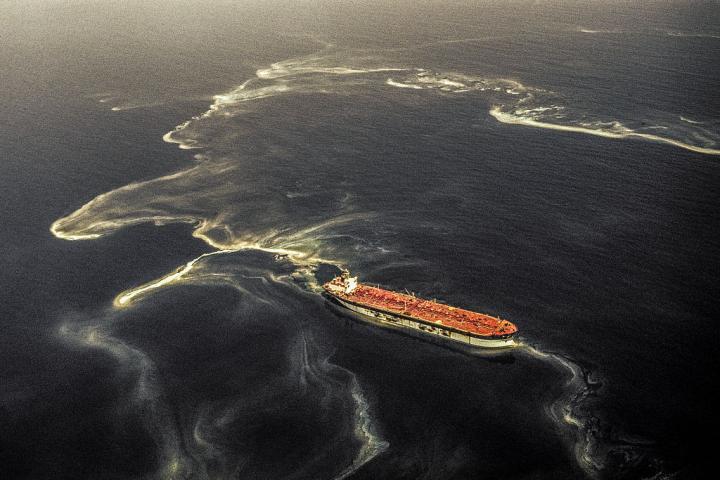 Vista de un petrolero rodeado por una mancha de petróleo tras ser atacado por lanchas patrulleras iraníes en el estrecho de Ormuz, en una imagen de archivo.