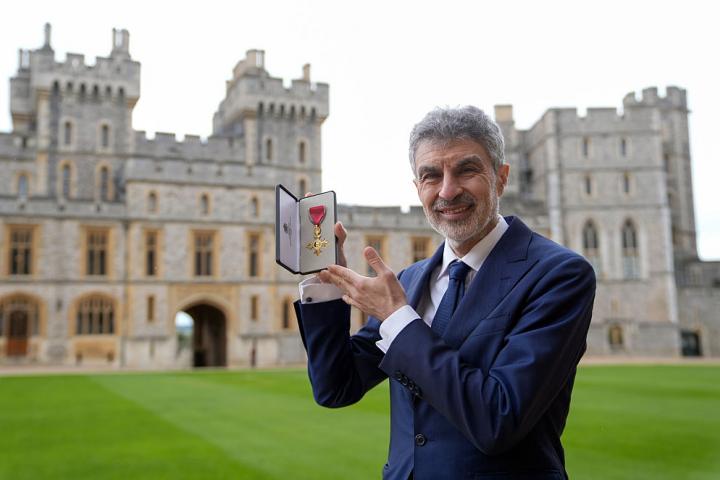 Yoshua Bengio, tras recibir la condecoración de la Orden del Imperio Británico frente a Windsor