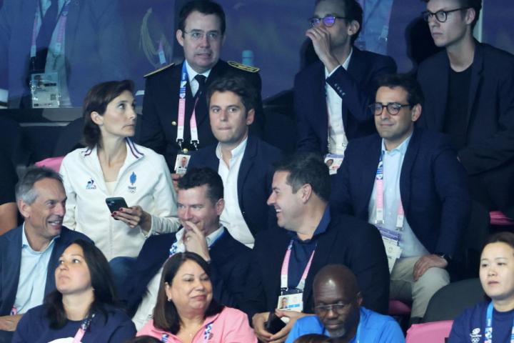 Amelie Oudea-Castera, Gabriel Attal y Stephane Séjourné, en La Defense Arena, durante los Juegos Olímpicos de París, el 28 de julio de 2024.