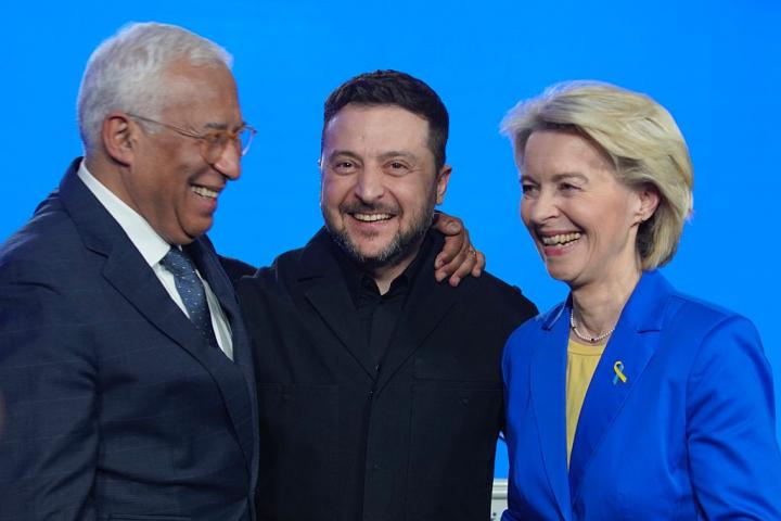 António Costa y Ursula von der Leyen saludan cariñosamente a Volodimir Zelenski