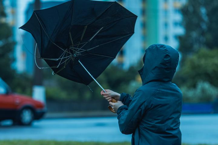 Un hombre bajo una tormenta