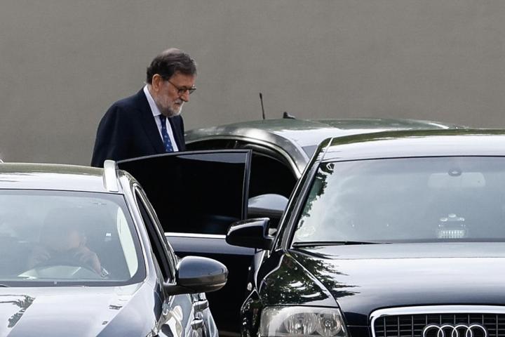 SAN FERNANDO DE HENARES (MADRID), 23/04/2026.- El expresidente del Gobierno Mariano Rajoy, a su salida del Tribunal Central de Instancia de la Audiencia Nacional, en San Fernando de Henares, este jueves. Rajoy volvió este jueves a la Audiencia Nacional para declarar como testigo en el juicio del caso Kitchen y a enfrentarse al fantasma de las siglas 'M.R' de los papeles de Bárcenas, quien asegura que le grabó destruyendo la última hoja de la contabilidad B del partido. EFE/Mariscal