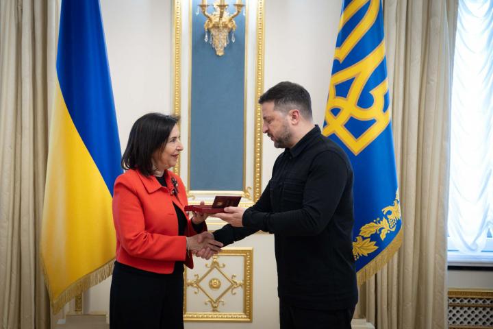 El presidente de Ucrania, Volodímir Zelenski, impone a la ministra española de Defensa, Margarita Robles, la Orden de la Princesa Olga, el 22 de abril de 2026, en Kiev.
