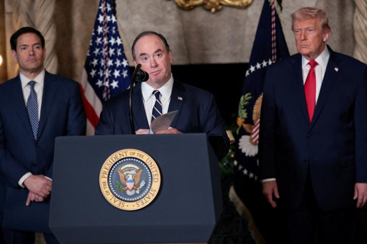 El secretario de la Marina de EEUU, John Phelan, comparece junto al presidente, Donald Trump, y el secretario de Estado, Marco Rubio, en Mar-a-lago (Florida), el 22 de diciembre de 2025.