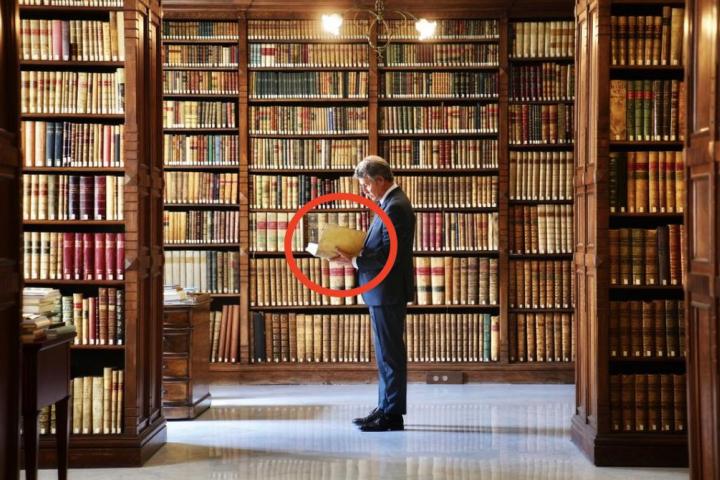 Feijóo sostiene un libro